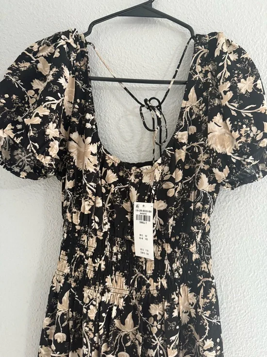 Abercrombie and Fitch Puff Sleeve Smocked Waist Midi Dress - Picture 4 of 6